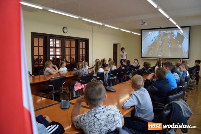 Zdjęcie w galerii na portalu naszwodzislaw.com: Edukacyjna wizyta uczniów z Połomi w Urzędzie Gminy wiadomości z regionu