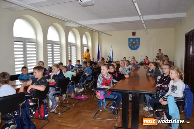 Zdjęcie w galerii na portalu naszwodzislaw.com: Edukacyjna wizyta uczniów z Połomi w Urzędzie Gminy wiadomości z regionu