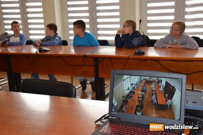 Zdjęcie w galerii na portalu naszwodzislaw.com: Edukacyjna wizyta uczniów z Połomi w Urzędzie Gminy wiadomości z regionu