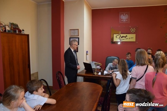 Zdjęcie w galerii na portalu naszwodzislaw.com: Edukacyjna wizyta uczniów z Połomi w Urzędzie Gminy wiadomości z regionu