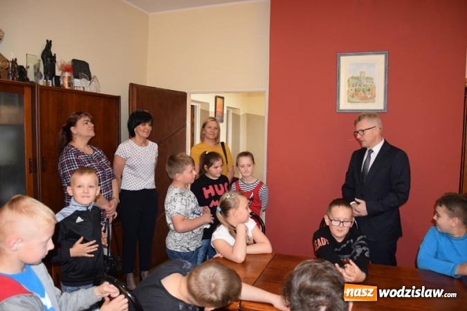 Zdjęcie w galerii na portalu naszwodzislaw.com: Edukacyjna wizyta uczniów z Połomi w Urzędzie Gminy wiadomości z regionu