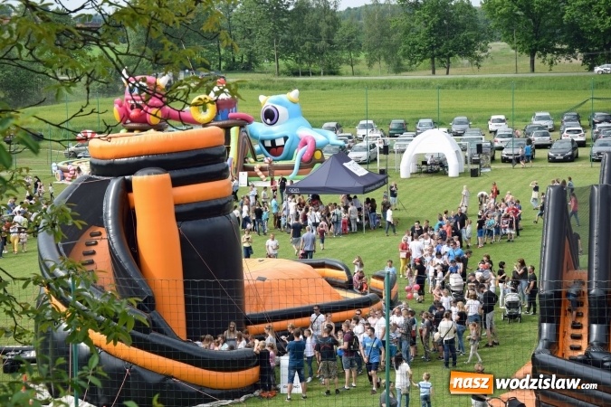 Zdjęcie w galerii na portalu naszwodzislaw.com: Udany Dzień Dziecka z GOKiR Mszana i mega dmuchańcami [FOTO] wiadomości z regionu