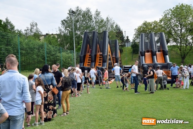 Zdjęcie w galerii na portalu naszwodzislaw.com: Udany Dzień Dziecka z GOKiR Mszana i mega dmuchańcami [FOTO] wiadomości z regionu