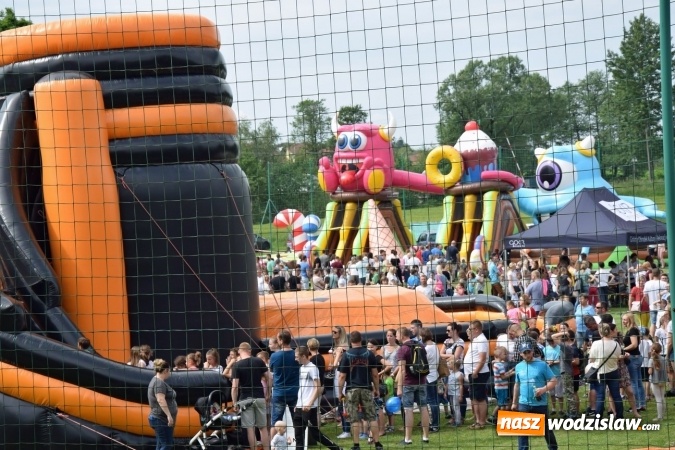 Zdjęcie w galerii na portalu naszwodzislaw.com: Udany Dzień Dziecka z GOKiR Mszana i mega dmuchańcami [FOTO] wiadomości z regionu