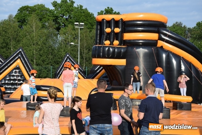 Zdjęcie w galerii na portalu naszwodzislaw.com: Udany Dzień Dziecka z GOKiR Mszana i mega dmuchańcami [FOTO] wiadomości z regionu