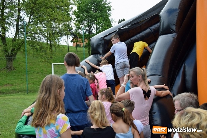 Zdjęcie w galerii na portalu naszwodzislaw.com: Udany Dzień Dziecka z GOKiR Mszana i mega dmuchańcami [FOTO] wiadomości z regionu
