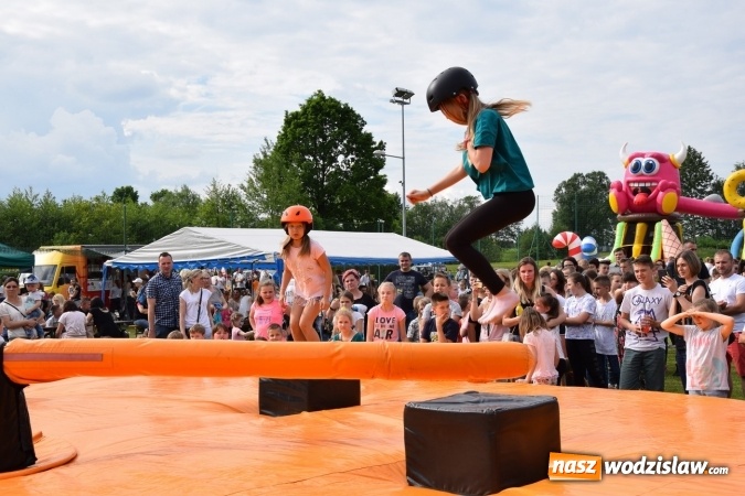Zdjęcie w galerii na portalu naszwodzislaw.com: Udany Dzień Dziecka z GOKiR Mszana i mega dmuchańcami [FOTO] wiadomości z regionu