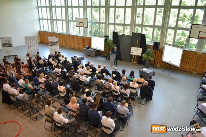 Zdjęcie w galerii na portalu naszwodzislaw.com: Przedsiębiorczość zaczyna się w szkole. VI Szkolne Forum Przedsiębiorczości w wodzisławskim Ekonomiku [FOTO] wiadomości z regionu