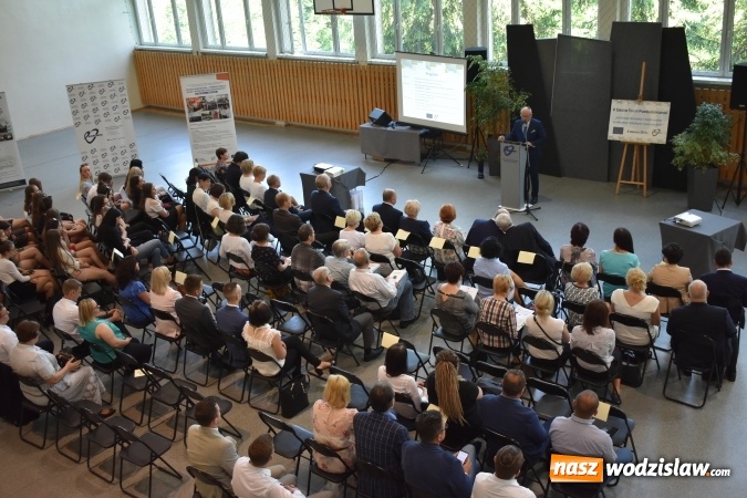 Zdjęcie w galerii na portalu naszwodzislaw.com: Przedsiębiorczość zaczyna się w szkole. VI Szkolne Forum Przedsiębiorczości w wodzisławskim Ekonomiku [FOTO] wiadomości z regionu