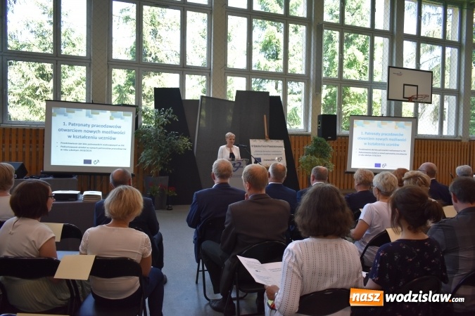 Zdjęcie w galerii na portalu naszwodzislaw.com: Przedsiębiorczość zaczyna się w szkole. VI Szkolne Forum Przedsiębiorczości w wodzisławskim Ekonomiku [FOTO] wiadomości z regionu