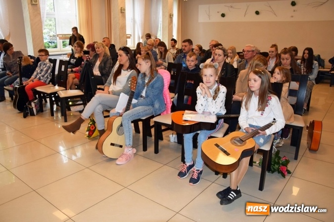 Zdjęcie w galerii na portalu naszwodzislaw.com: Uczący się gry na gitarze dali koncert w mszańskim GOKiR wiadomości z regionu