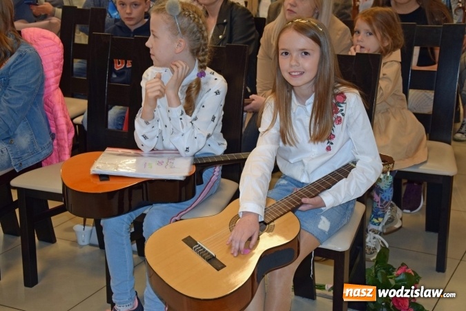 Zdjęcie w galerii na portalu naszwodzislaw.com: Uczący się gry na gitarze dali koncert w mszańskim GOKiR wiadomości z regionu