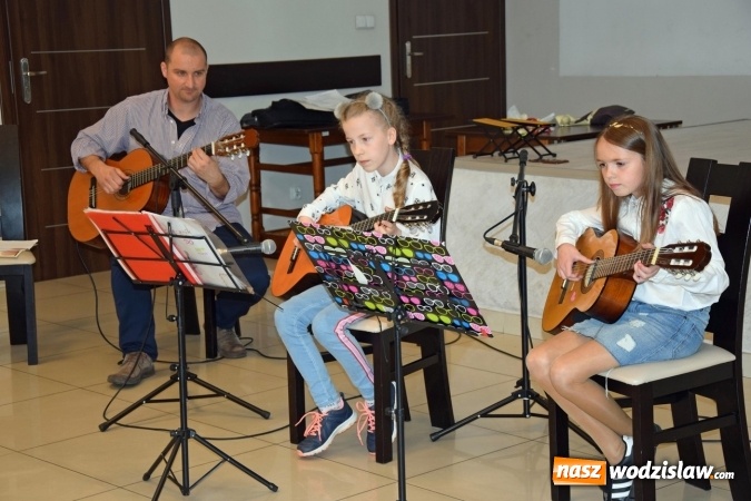 Zdjęcie w galerii na portalu naszwodzislaw.com: Uczący się gry na gitarze dali koncert w mszańskim GOKiR wiadomości z regionu