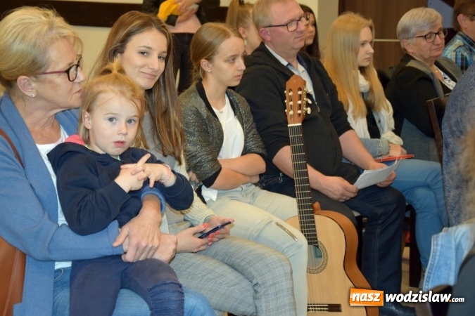 Zdjęcie w galerii na portalu naszwodzislaw.com: Uczący się gry na gitarze dali koncert w mszańskim GOKiR wiadomości z regionu