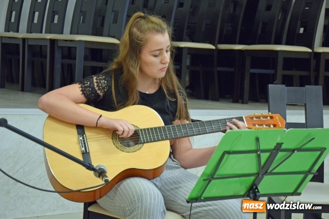 Zdjęcie w galerii na portalu naszwodzislaw.com: Uczący się gry na gitarze dali koncert w mszańskim GOKiR wiadomości z regionu