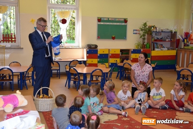 Zdjęcie w galerii na portalu naszwodzislaw.com: Promocyjne plecaki i słodycze od władz Gminy na Dzień Dziecka wiadomości z regionu
