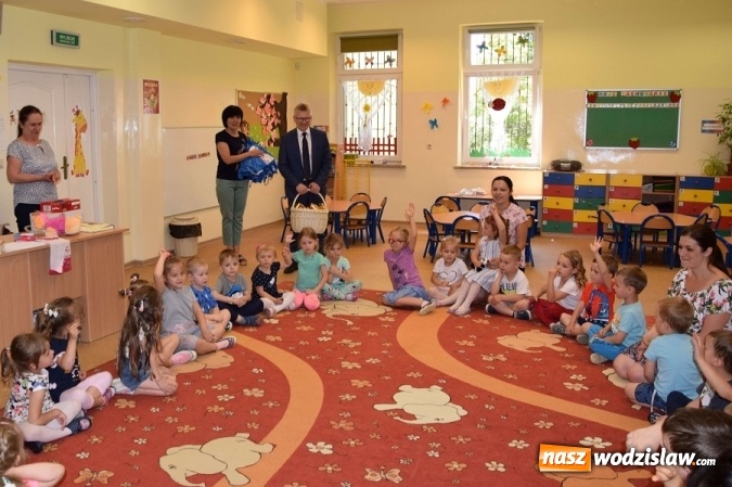 Zdjęcie w galerii na portalu naszwodzislaw.com: Promocyjne plecaki i słodycze od władz Gminy na Dzień Dziecka wiadomości z regionu