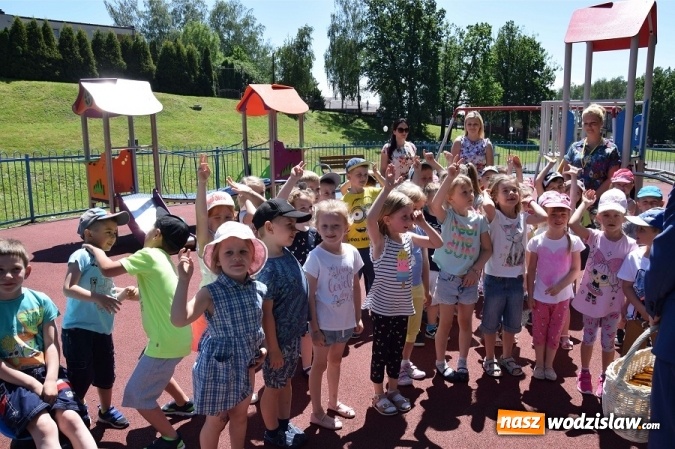 Zdjęcie w galerii na portalu naszwodzislaw.com: Promocyjne plecaki i słodycze od władz Gminy na Dzień Dziecka wiadomości z regionu