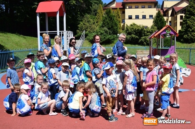 Zdjęcie w galerii na portalu naszwodzislaw.com: Promocyjne plecaki i słodycze od władz Gminy na Dzień Dziecka wiadomości z regionu