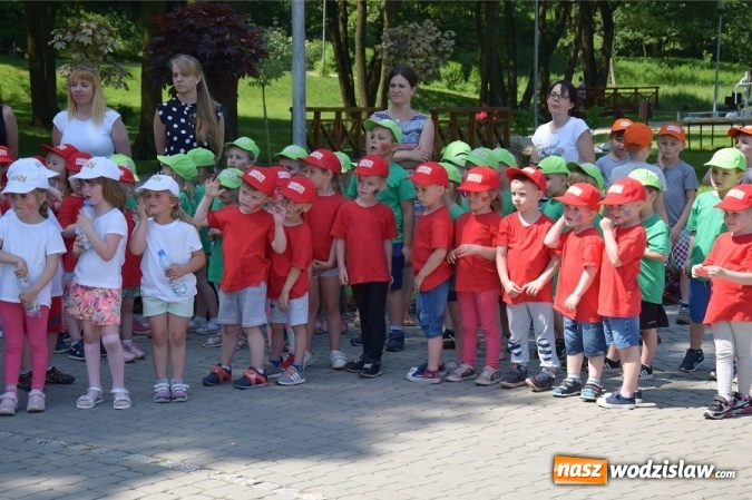 Zdjęcie w galerii na portalu naszwodzislaw.com: Promocyjne plecaki i słodycze od władz Gminy na Dzień Dziecka wiadomości z regionu