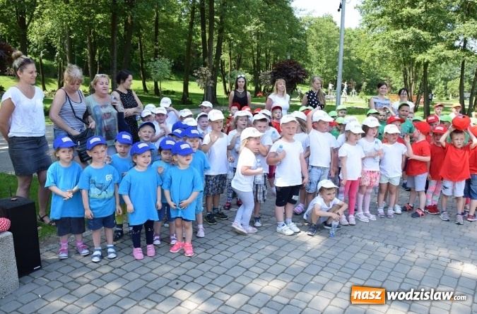 Zdjęcie w galerii na portalu naszwodzislaw.com: Promocyjne plecaki i słodycze od władz Gminy na Dzień Dziecka wiadomości z regionu