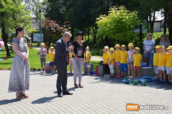 Zdjęcie w galerii na portalu naszwodzislaw.com: Promocyjne plecaki i słodycze od władz Gminy na Dzień Dziecka wiadomości z regionu