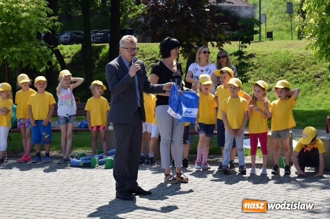 Zdjęcie w galerii na portalu naszwodzislaw.com: Promocyjne plecaki i słodycze od władz Gminy na Dzień Dziecka wiadomości z regionu