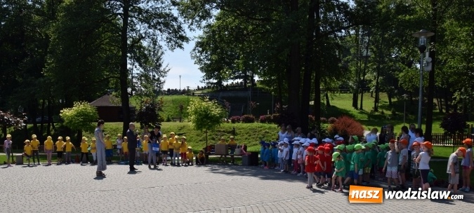 Zdjęcie w galerii na portalu naszwodzislaw.com: Promocyjne plecaki i słodycze od władz Gminy na Dzień Dziecka wiadomości z regionu