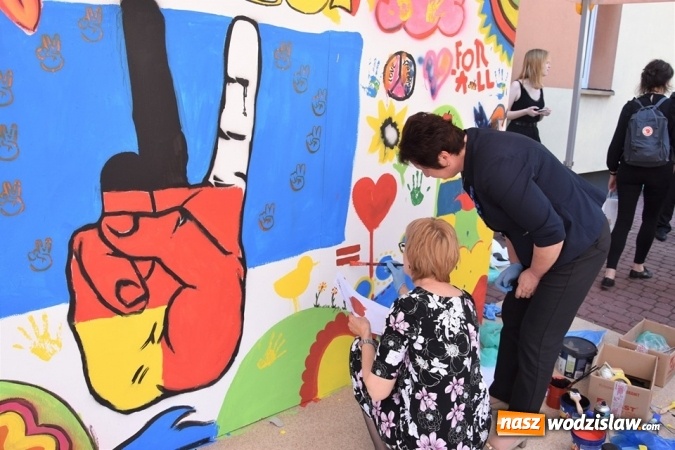 Zdjęcie w galerii na portalu naszwodzislaw.com: Pamiątkowy mural na piętnastą rocznicę wstąpienia Polski do UE [FOTO i WIDEO] wiadomości z regionu