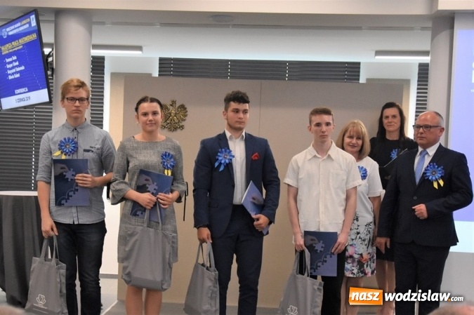 Zdjęcie w galerii na portalu naszwodzislaw.com: Pamiątkowy mural na piętnastą rocznicę wstąpienia Polski do UE [FOTO i WIDEO] wiadomości z regionu