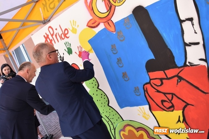 Zdjęcie w galerii na portalu naszwodzislaw.com: Pamiątkowy mural na piętnastą rocznicę wstąpienia Polski do UE [FOTO i WIDEO] wiadomości z regionu