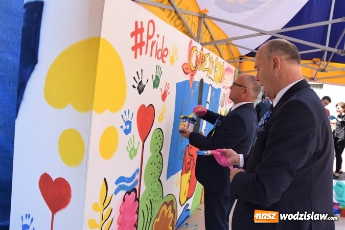 Zdjęcie w galerii na portalu naszwodzislaw.com: Pamiątkowy mural na piętnastą rocznicę wstąpienia Polski do UE [FOTO i WIDEO] wiadomości z regionu