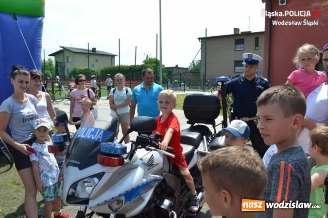 Zdjęcie w galerii na portalu naszwodzislaw.com: Bezpiecznie z drogówką. Mundurowi na pikniku rodzinnym wiadomości z regionu