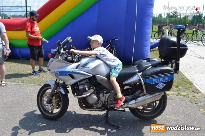 Zdjęcie w galerii na portalu naszwodzislaw.com: Bezpiecznie z drogówką. Mundurowi na pikniku rodzinnym wiadomości z regionu