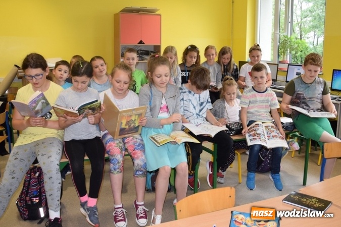 Zdjęcie w galerii na portalu naszwodzislaw.com: Ogólnopolska akcja Jak nie czytam, jak czytam w Gminie Mszana wiadomości z regionu