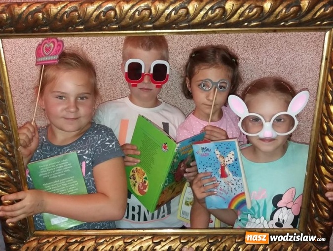 Zdjęcie w galerii na portalu naszwodzislaw.com: Ogólnopolska akcja Jak nie czytam, jak czytam w Gminie Mszana wiadomości z regionu