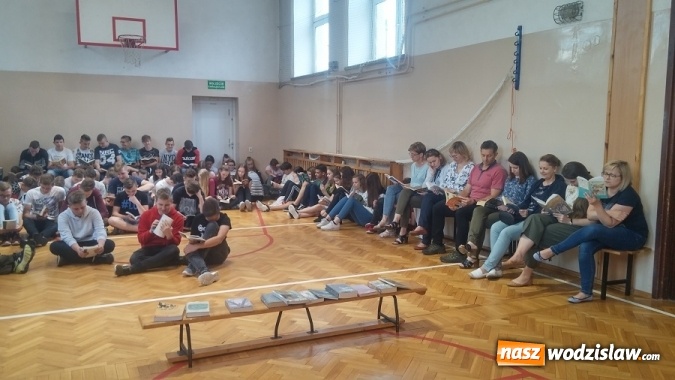 Zdjęcie w galerii na portalu naszwodzislaw.com: Ogólnopolska akcja Jak nie czytam, jak czytam w Gminie Mszana wiadomości z regionu