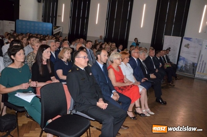 Zdjęcie w galerii na portalu naszwodzislaw.com: Nagrodzono najlepszych uczniów i podziękowano pracodawcom wiadomości z regionu