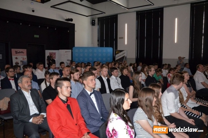 Zdjęcie w galerii na portalu naszwodzislaw.com: Nagrodzono najlepszych uczniów i podziękowano pracodawcom wiadomości z regionu