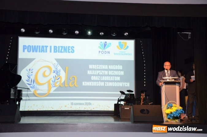 Zdjęcie w galerii na portalu naszwodzislaw.com: Nagrodzono najlepszych uczniów i podziękowano pracodawcom wiadomości z regionu