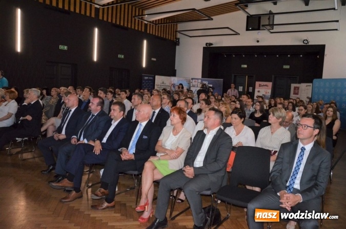 Zdjęcie w galerii na portalu naszwodzislaw.com: Nagrodzono najlepszych uczniów i podziękowano pracodawcom wiadomości z regionu