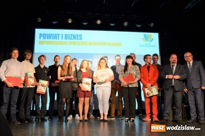 Zdjęcie w galerii na portalu naszwodzislaw.com: Nagrodzono najlepszych uczniów i podziękowano pracodawcom wiadomości z regionu