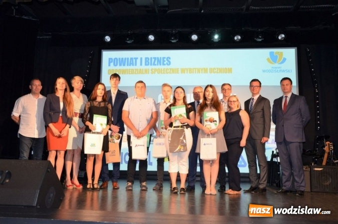 Zdjęcie w galerii na portalu naszwodzislaw.com: Nagrodzono najlepszych uczniów i podziękowano pracodawcom wiadomości z regionu