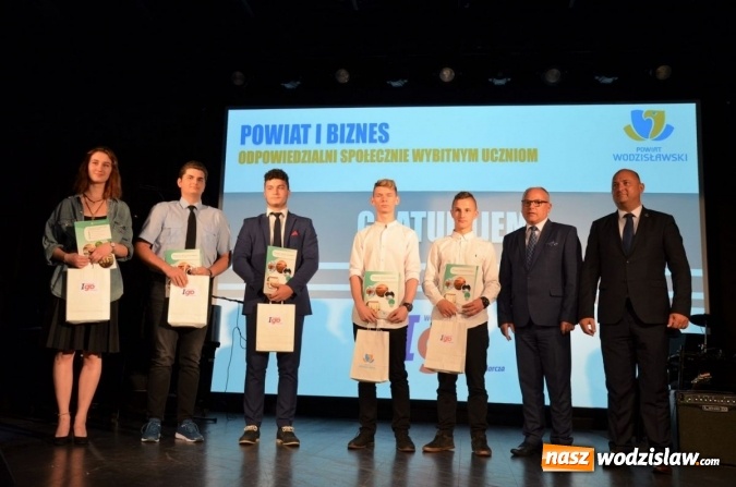 Zdjęcie w galerii na portalu naszwodzislaw.com: Nagrodzono najlepszych uczniów i podziękowano pracodawcom wiadomości z regionu