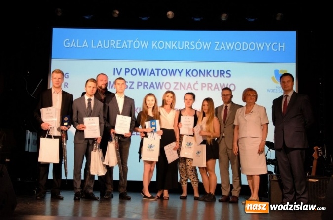Zdjęcie w galerii na portalu naszwodzislaw.com: Nagrodzono najlepszych uczniów i podziękowano pracodawcom wiadomości z regionu