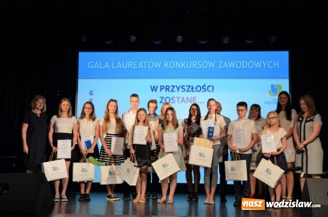 Zdjęcie w galerii na portalu naszwodzislaw.com: Nagrodzono najlepszych uczniów i podziękowano pracodawcom wiadomości z regionu