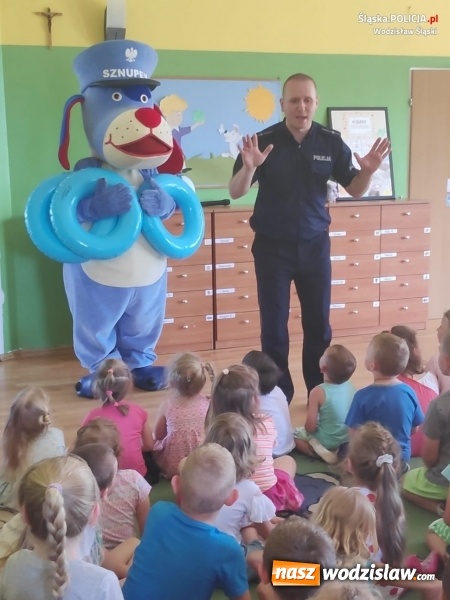 Zdjęcie w galerii na portalu naszwodzislaw.com: Z profilaktykiem o bezpieczeństwie nad wodą wiadomości z regionu