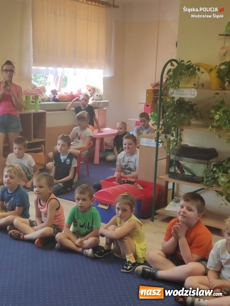 Zdjęcie w galerii na portalu naszwodzislaw.com: Z profilaktykiem o bezpieczeństwie nad wodą wiadomości z regionu