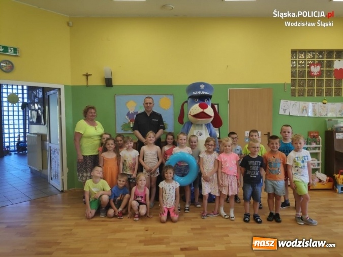 Zdjęcie w galerii na portalu naszwodzislaw.com: Z profilaktykiem o bezpieczeństwie nad wodą wiadomości z regionu