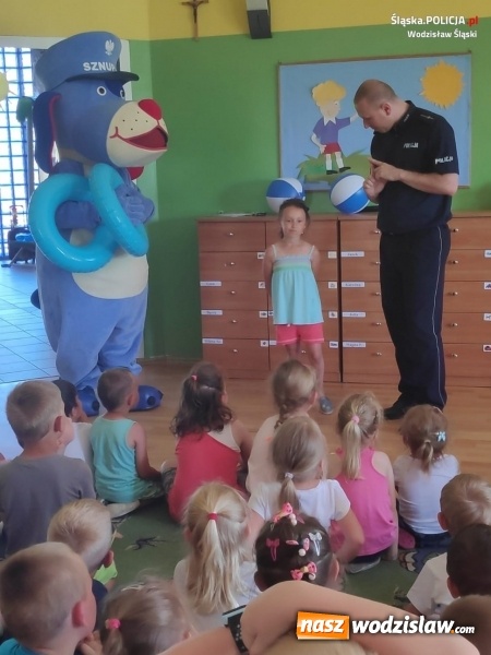 Zdjęcie w galerii na portalu naszwodzislaw.com: Z profilaktykiem o bezpieczeństwie nad wodą wiadomości z regionu